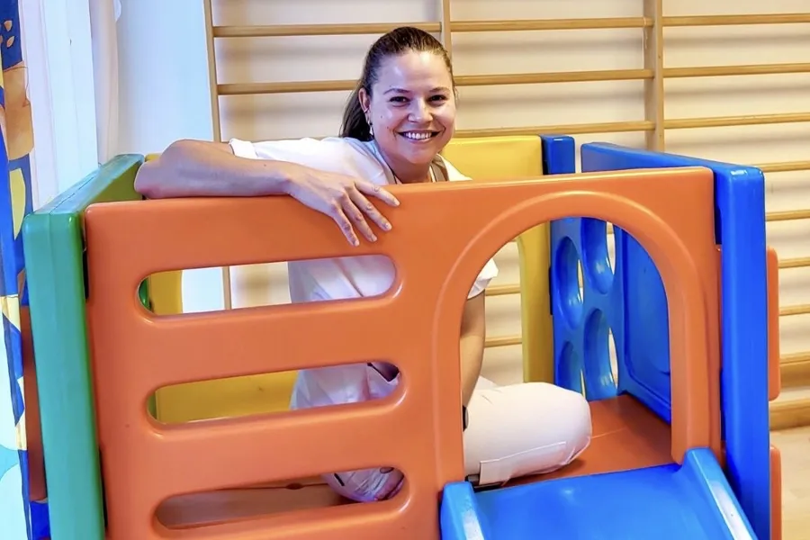 En jente som sitter i en gymsal på skolen