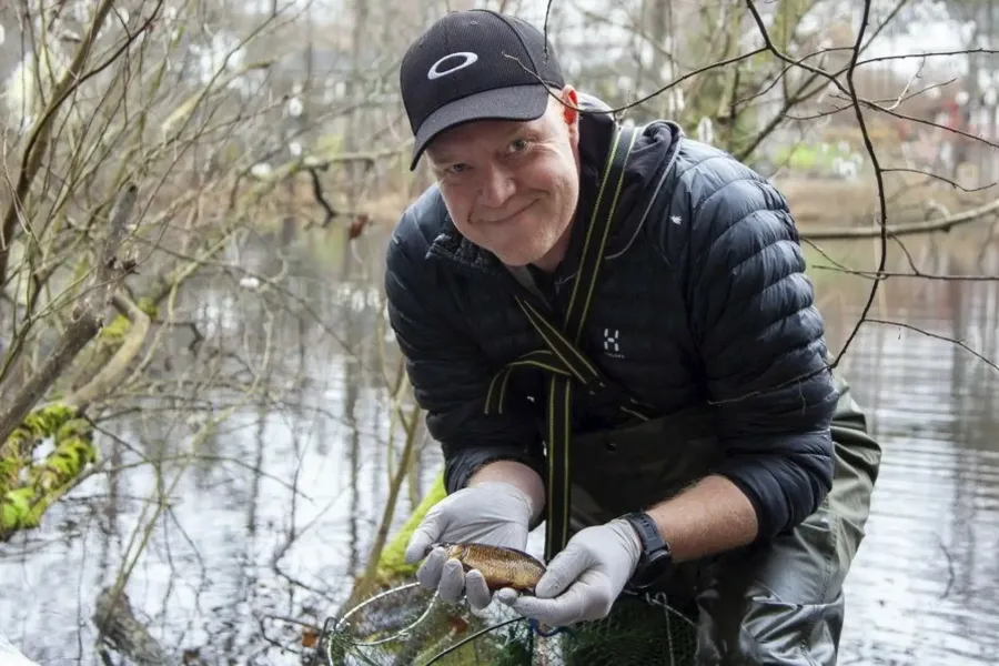 En mann som holder en fiskestang
