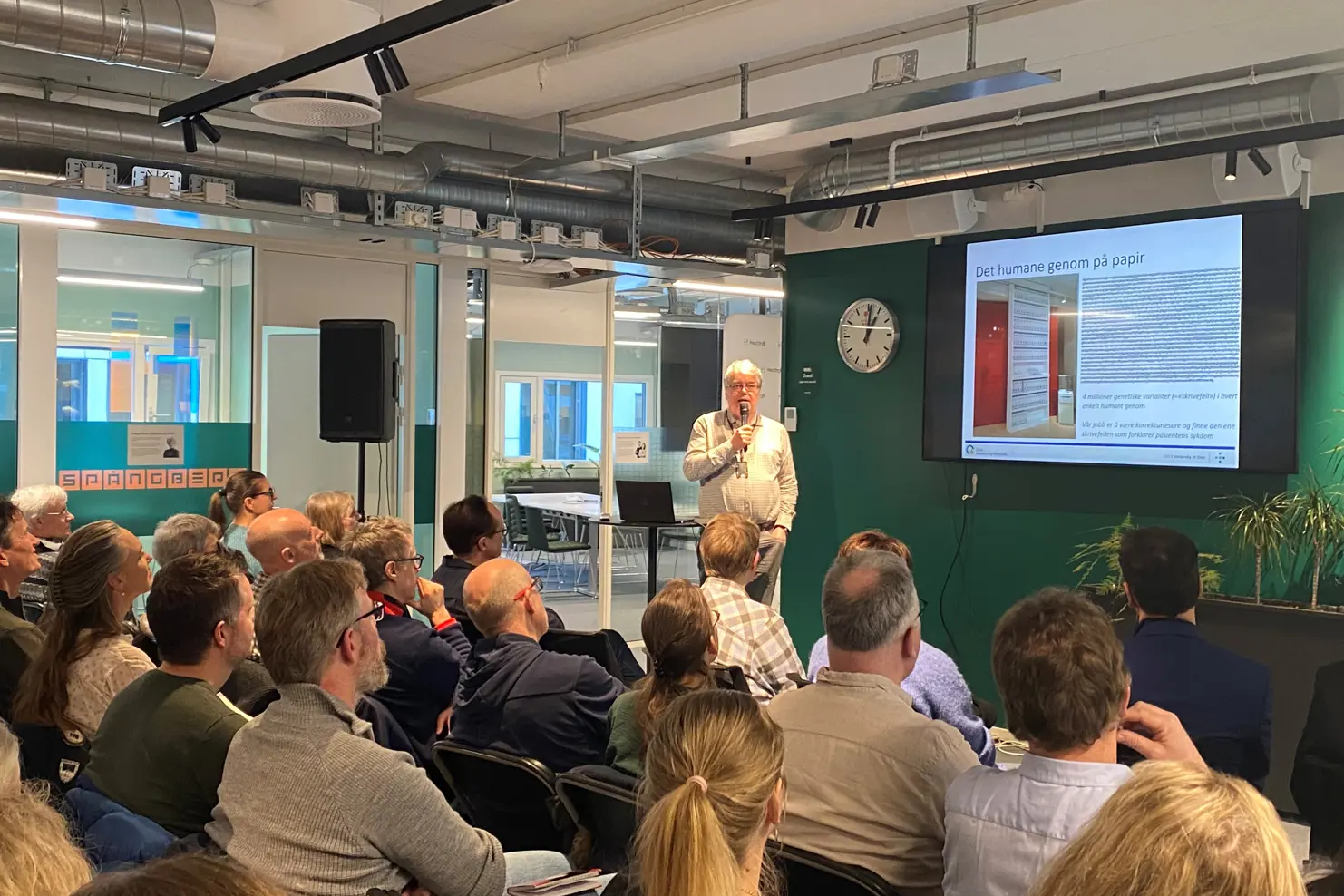 En person som holder en presentasjon for et publikum