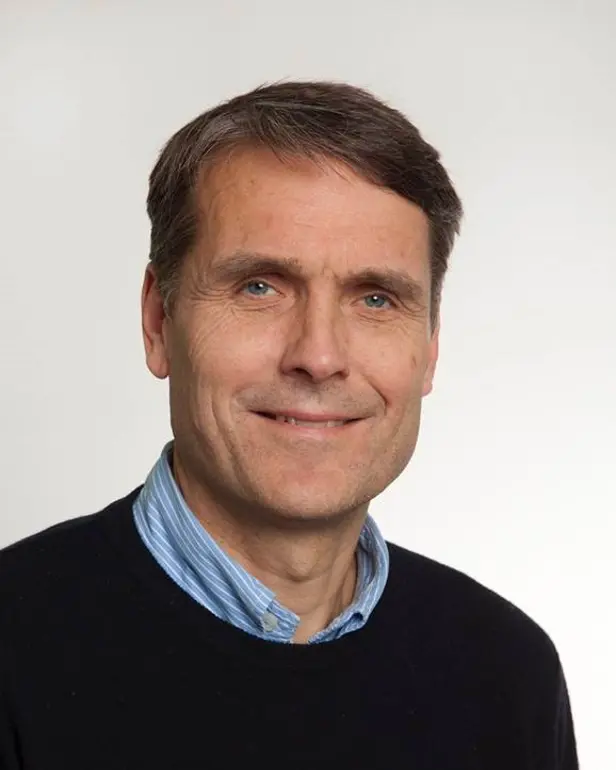 En mann som smiler til kameraet
