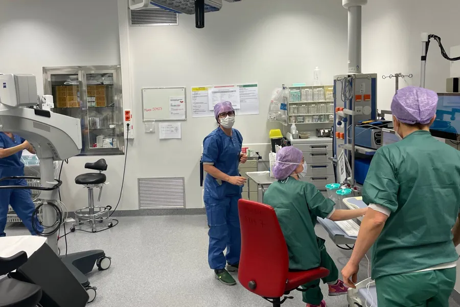 Personer i sykehusuniform i en operasjonsstue