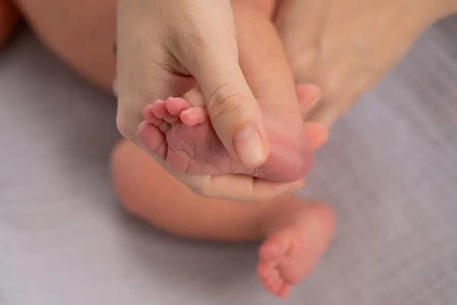 Et nærbilde av en babys føtter