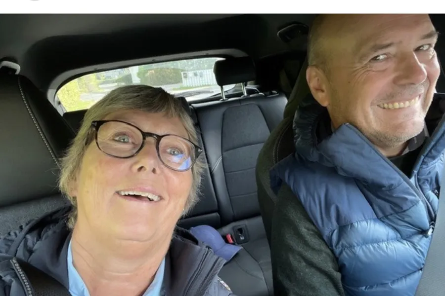 En mann og kvinne i en bil