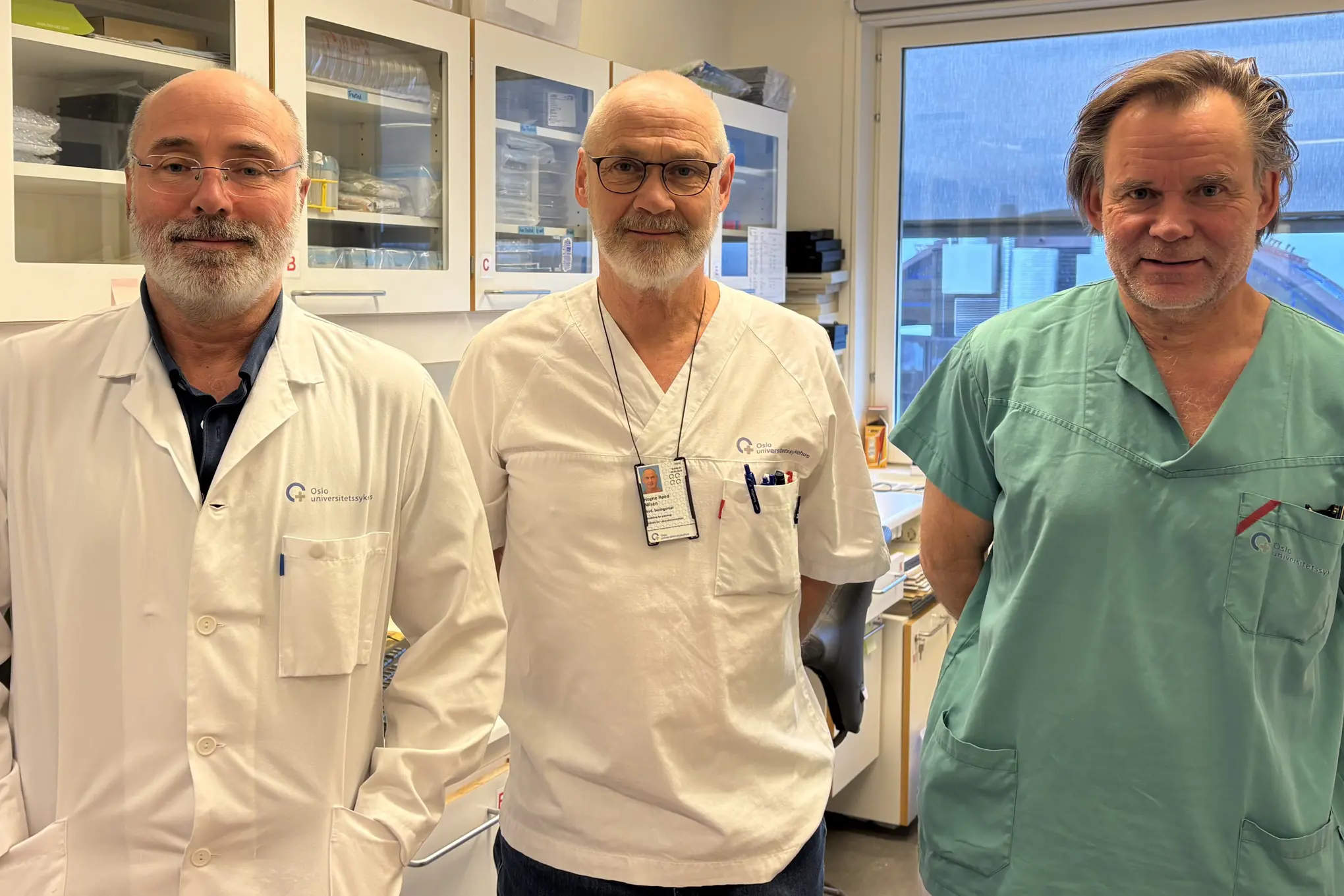 En gruppe menn som poserer for et bilde