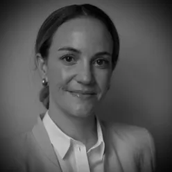 En kvinne som smiler til kameraet