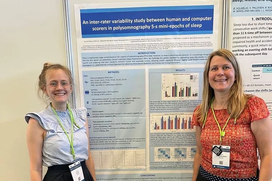 Louise og Stine foran poster