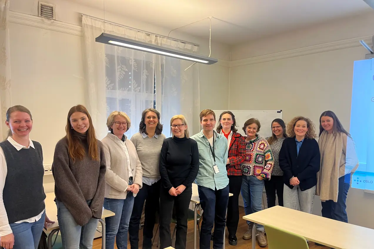 En gruppe mennesker som poserer for et bilde