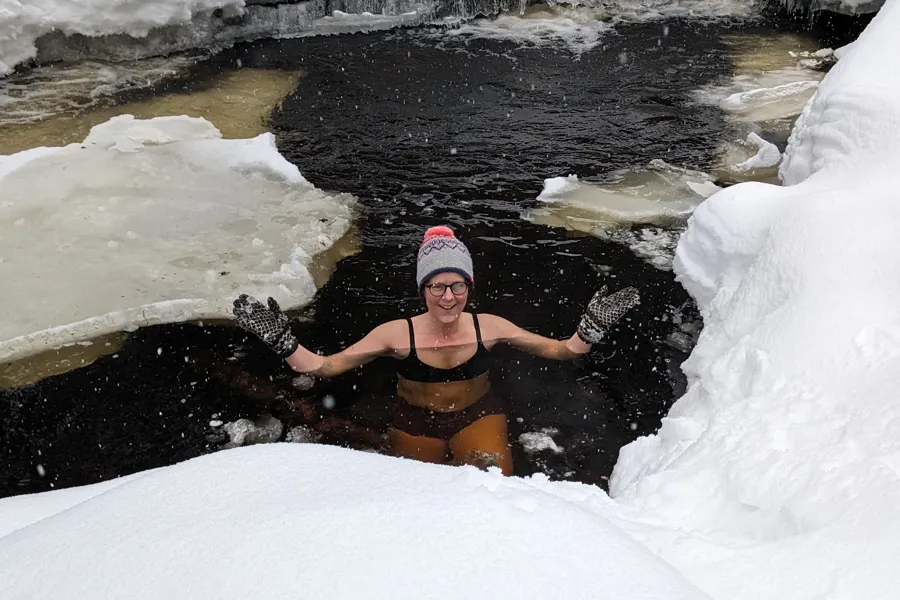 A person icebathing