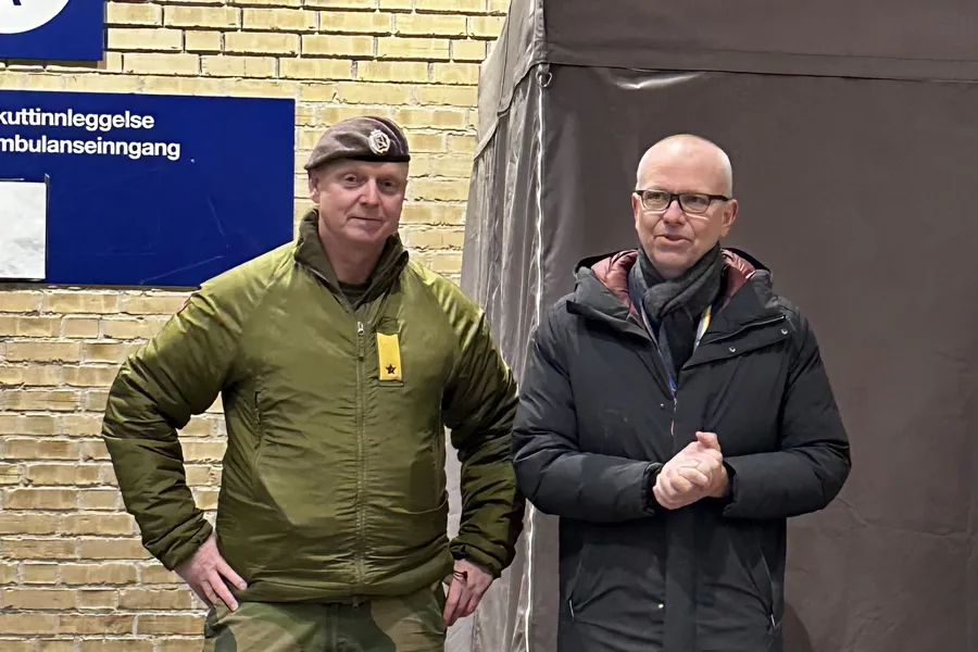 Sykehusdirektør Bjørn Atle Lein Bjørnbeth og sjefen ved FSAN brigader Petter Iversen
