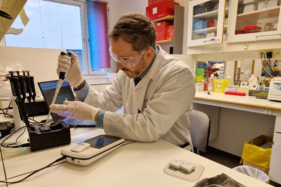 En person i laboratoriefrakk