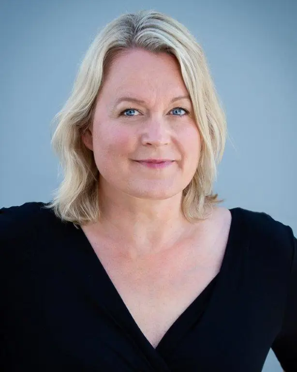 En person med blondt hår