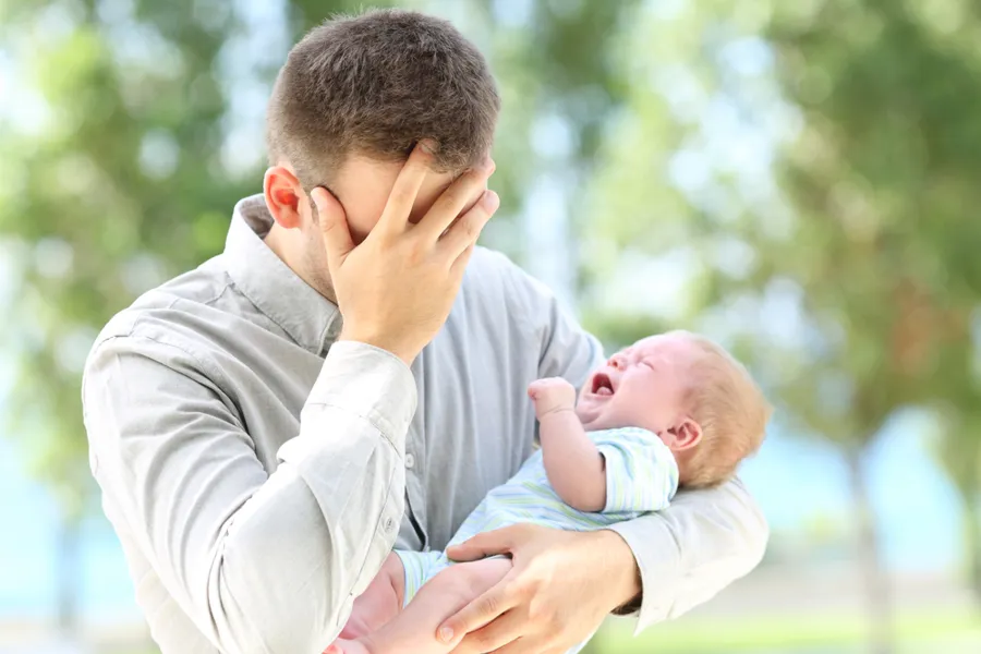 En person som holder en baby