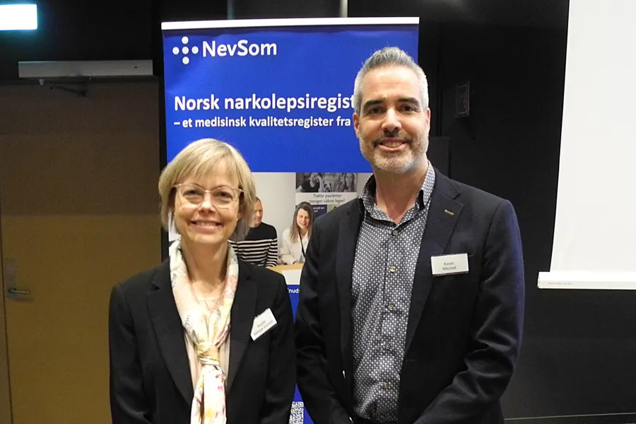 En mann og en kvinne som smiler
