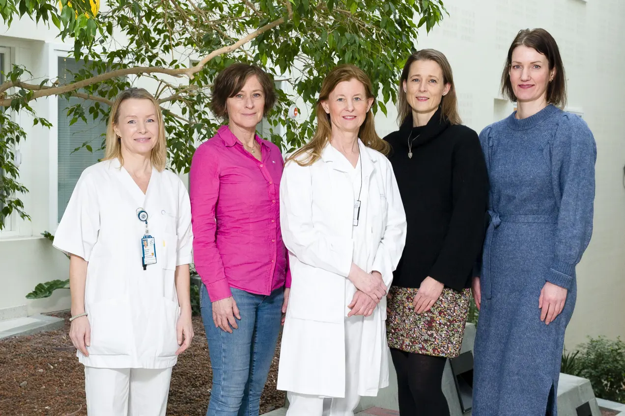 En gruppe kvinner som poserer for et bilde