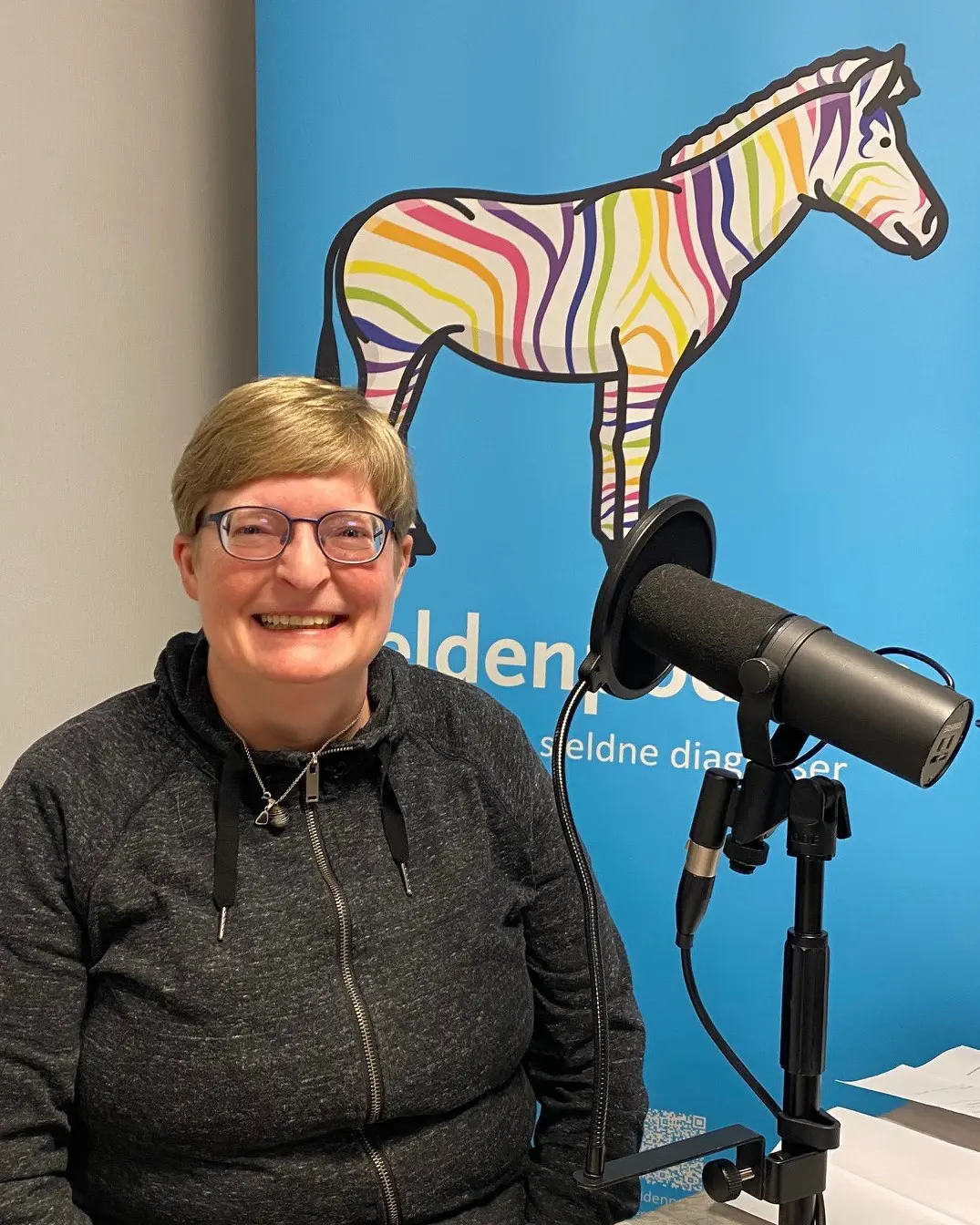 Ellen Irene som står ved siden av en mikrofon