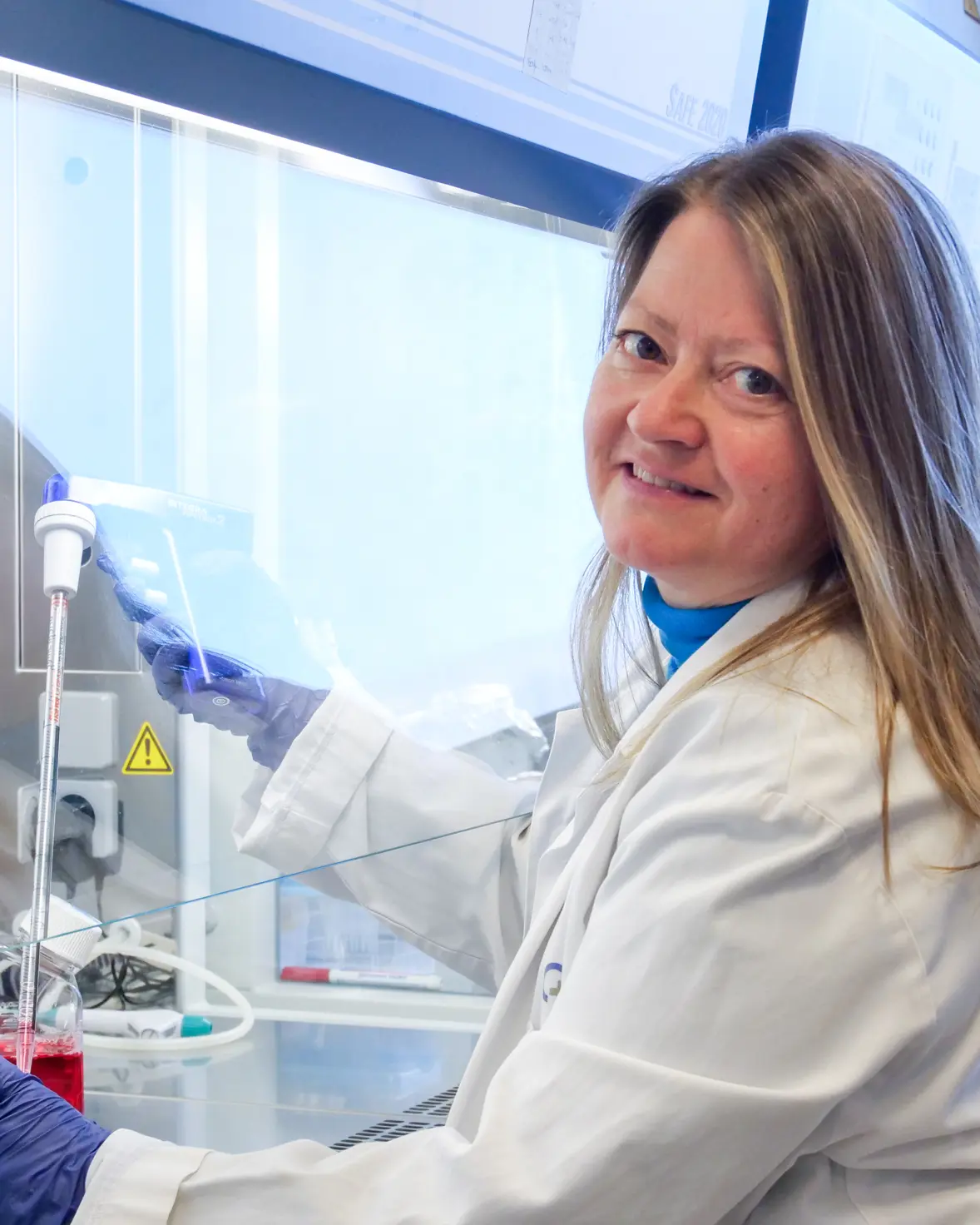 Kvinne på lab
