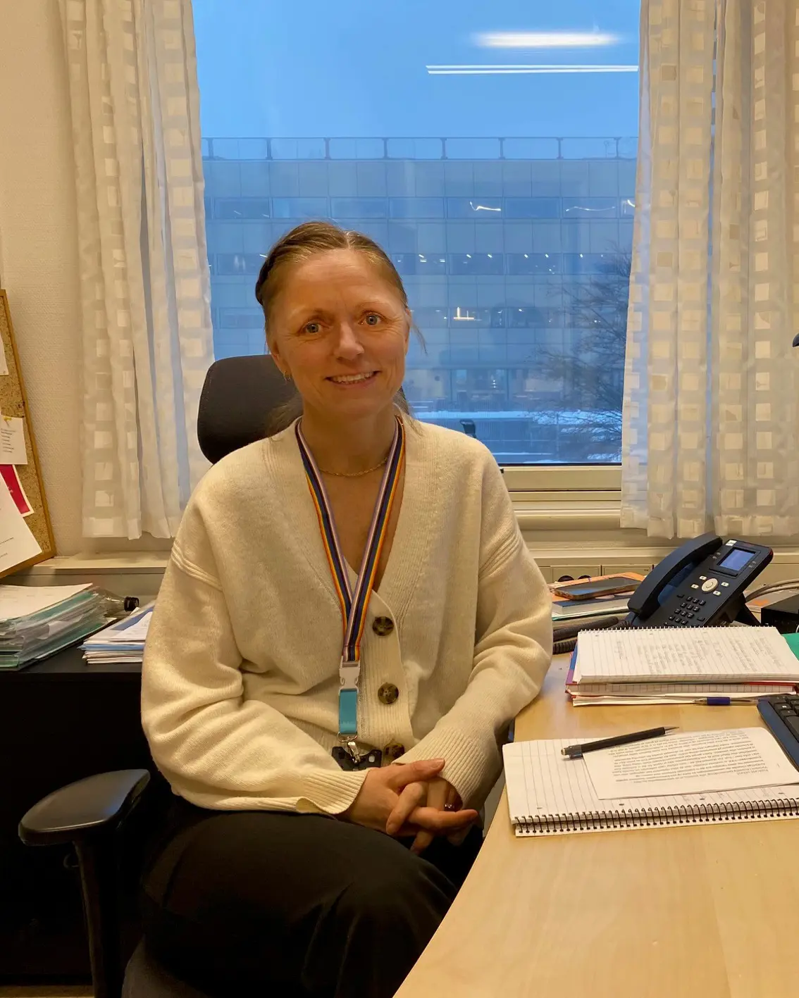 En person som sitter ved et skrivebord
