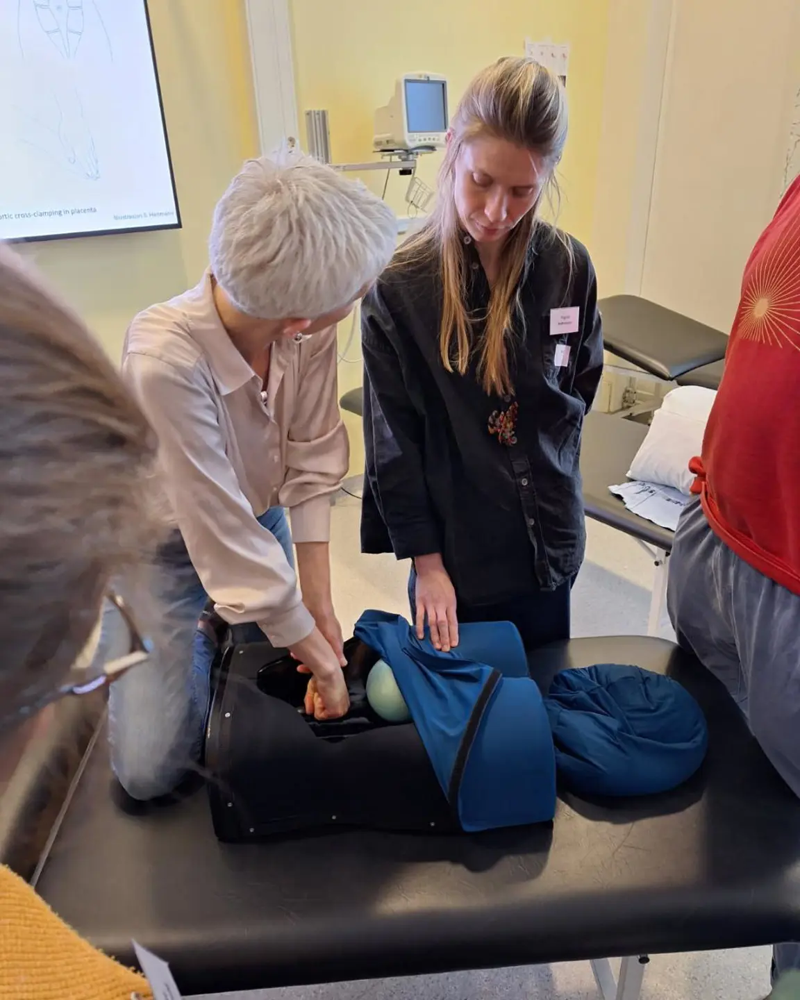 En kvinne som hjelper en mann med en veske