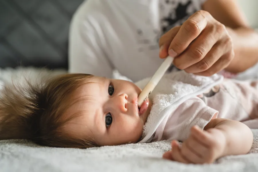 En baby som blir undersøkt av en lege