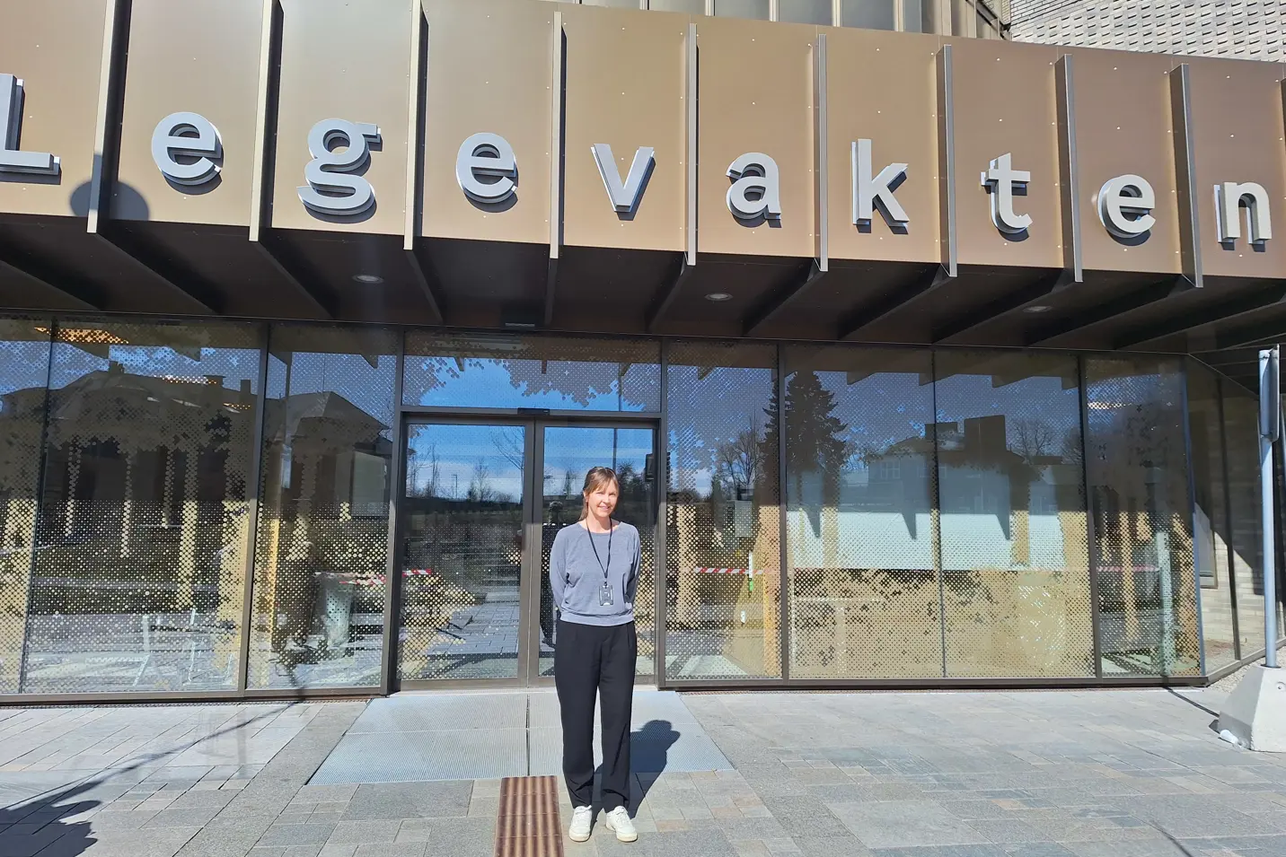 Foto av radiograf Silje Klausen utenfor legevakten