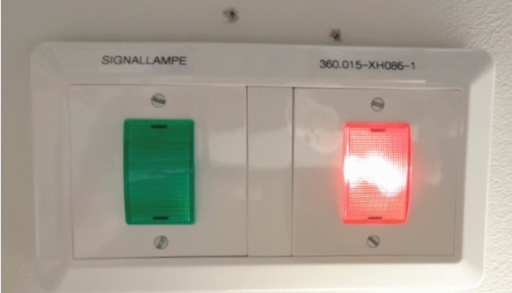 Grønn lampe som er slukket, rød lampe som lyser.