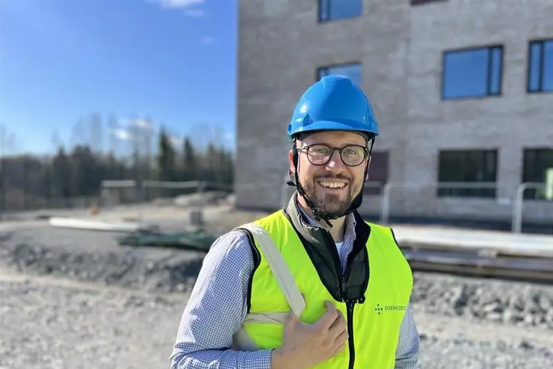 En mann iført hjelm og sikkerhetsvest