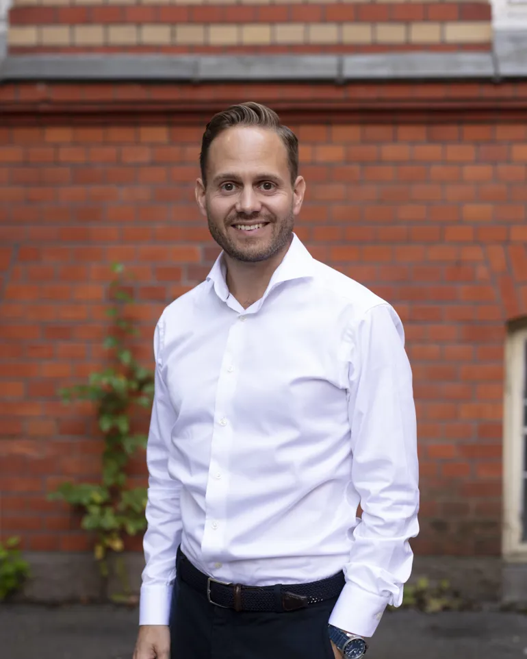 En smilende mann