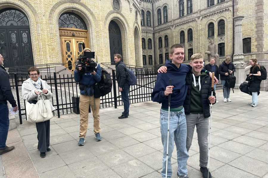 To gutter foran Stortinget