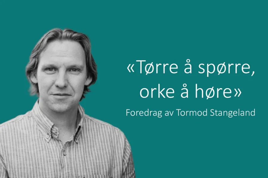 En person som står foran en grønn skjerm