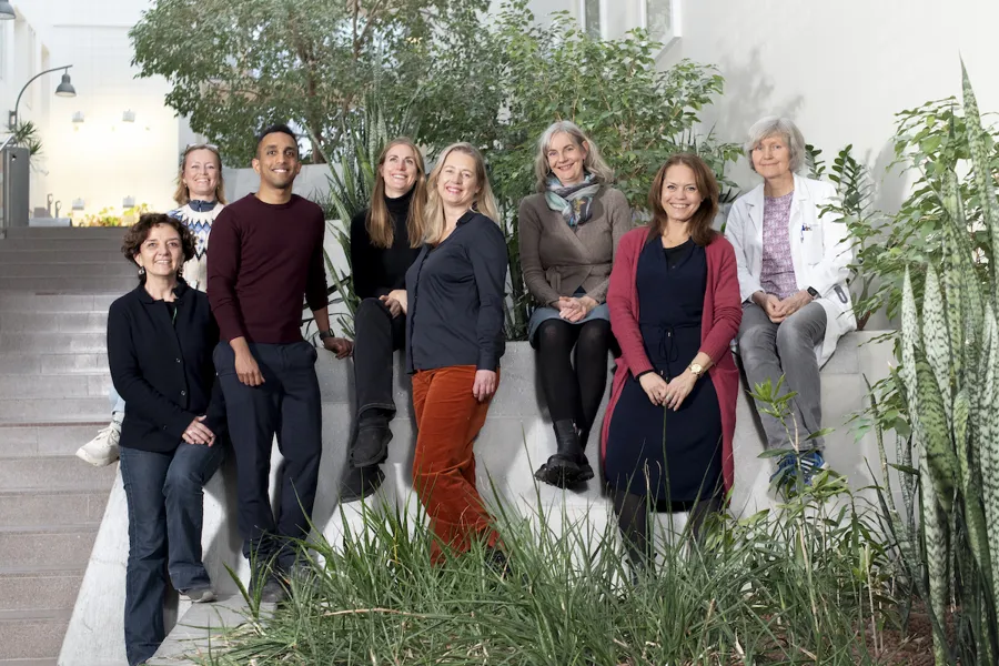 En gruppe mennesker som poserer for et bilde på noen trapper