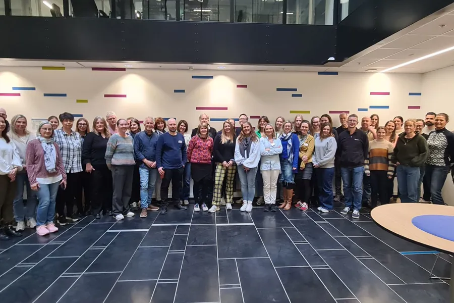 En gruppe mennesker som poserer for et bilde
