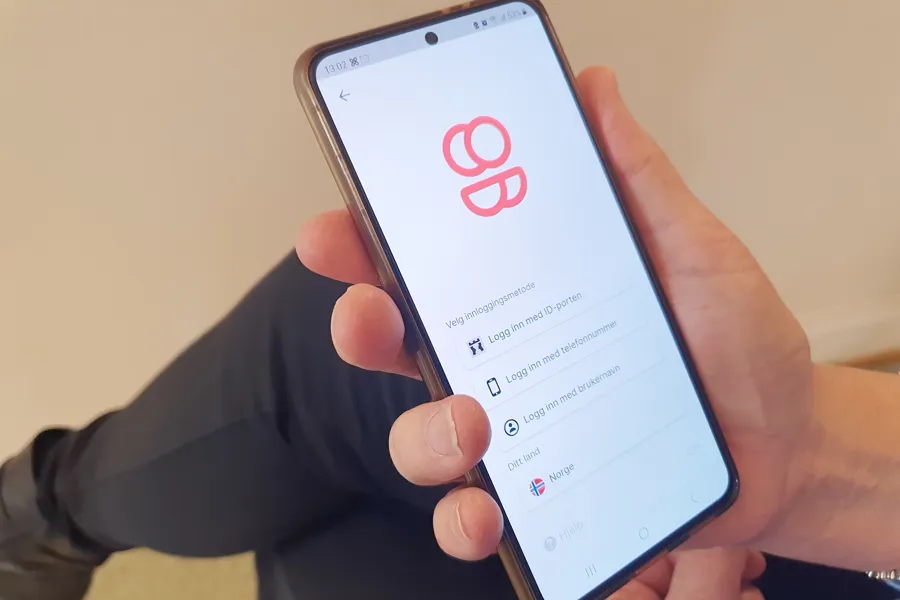 bilde av hånd med mobiltelefon med app