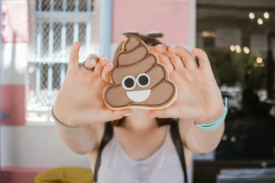 En person som holder en emoji