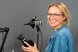 En person som holder et hodetelefoner