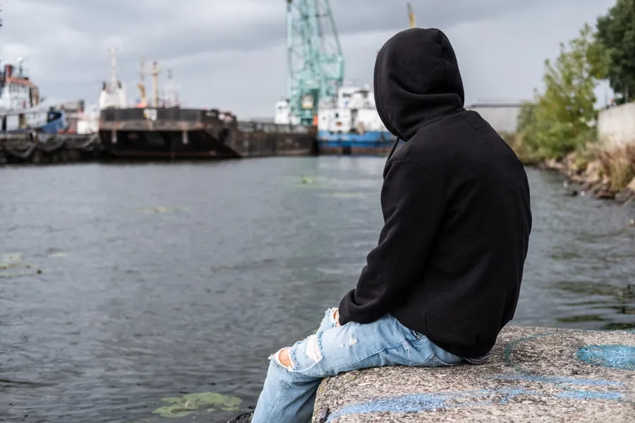 ungdom sitter på stein