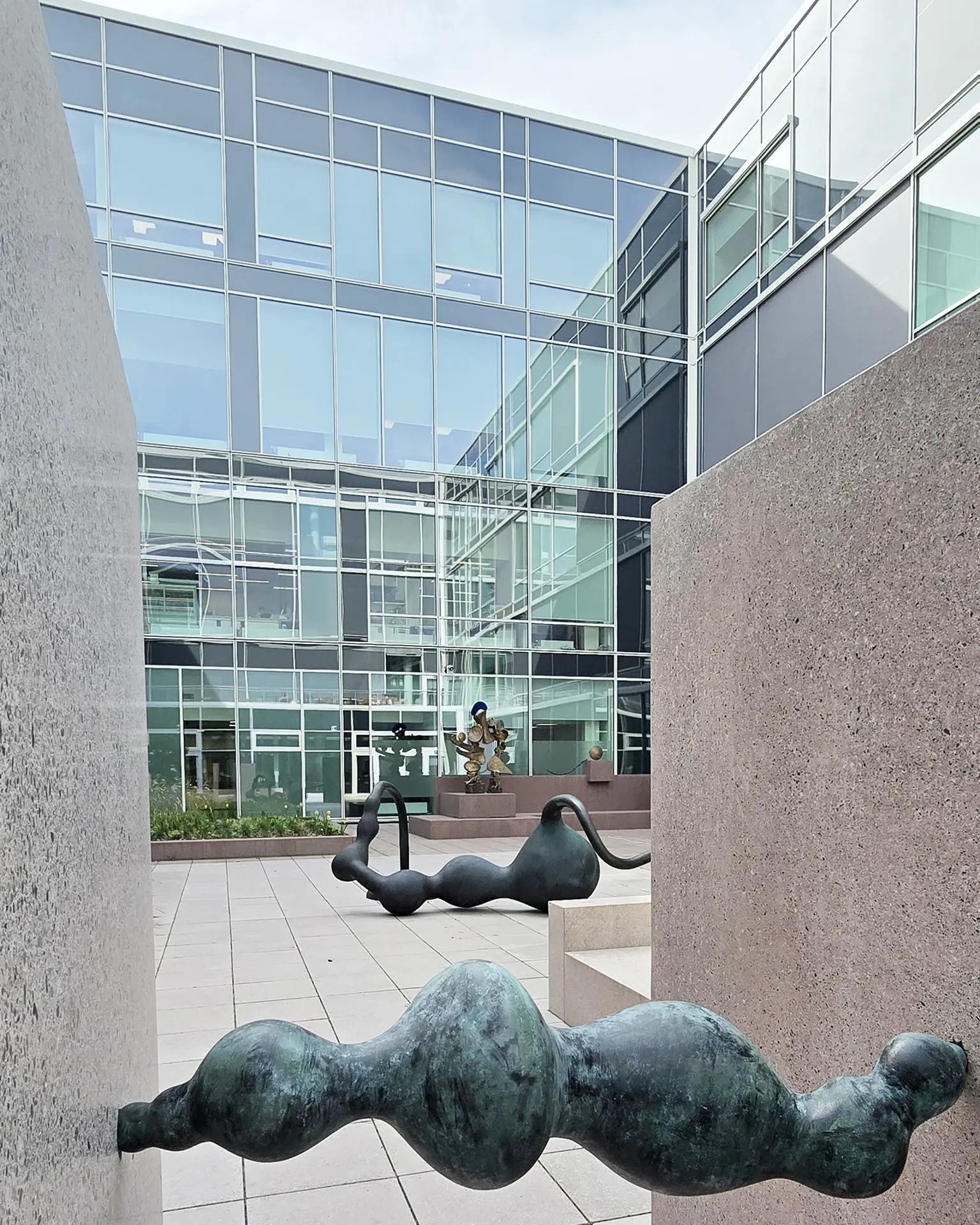En statue av en person på en hest foran en bygning
