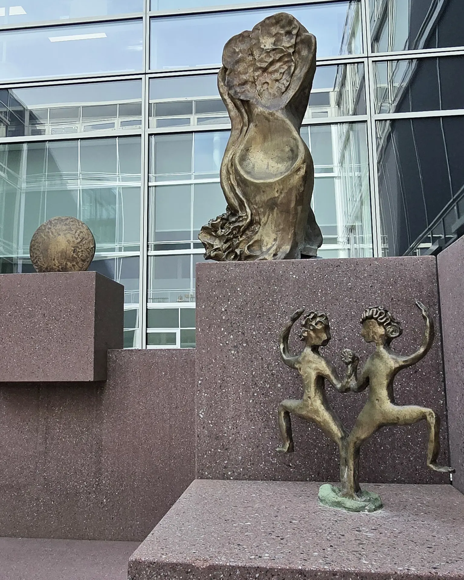 En statue av en person og en hund