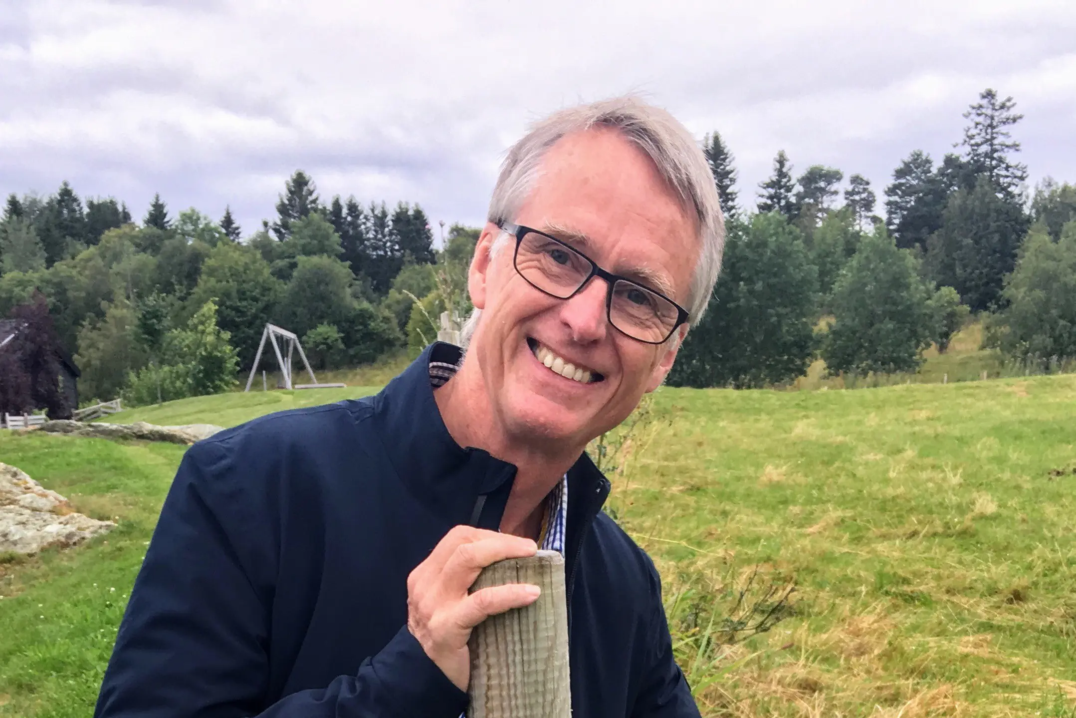 En mann som holder en stokk