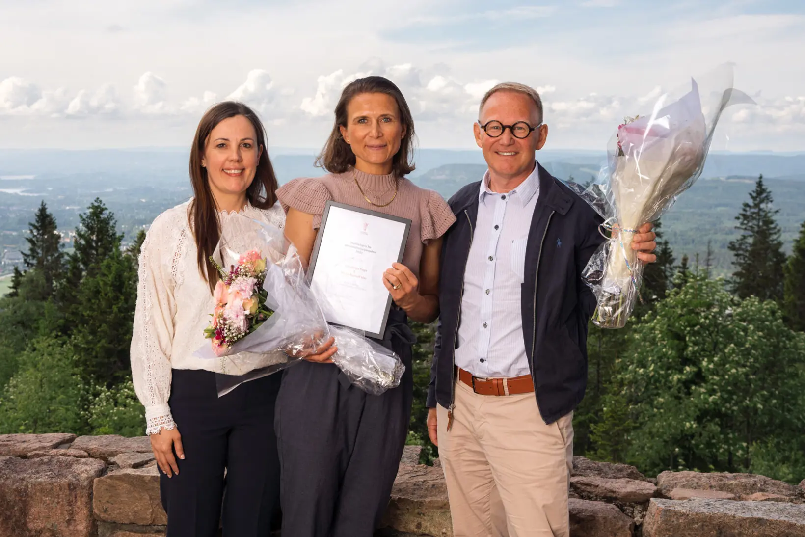 Ida Bakke, Maren Ranhoff Hov og John Helge Falge med et fjell i bakgrunnen