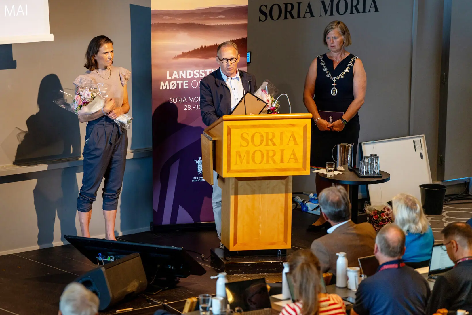 Maren Ranhoff Hov, John Helge Flage og Anne-Karin Rime på en scene