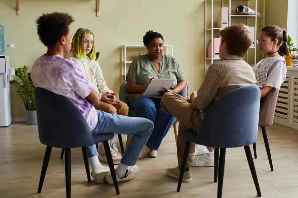 En gruppe mennesker som sitter i stoler