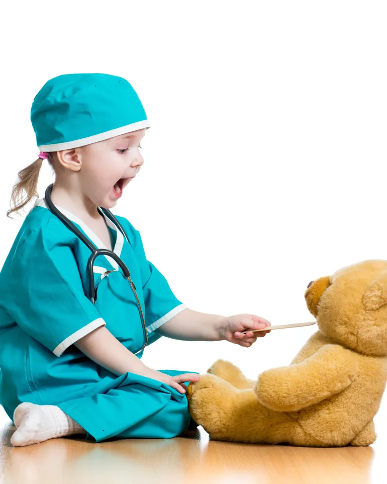 En ung jente som leker med en bamse