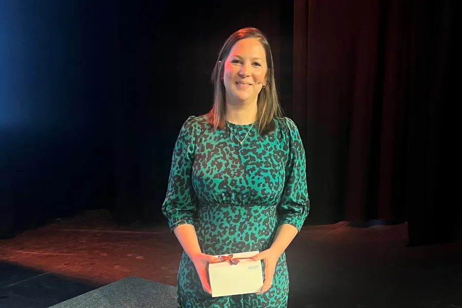 Joanna Moss som står på en scene