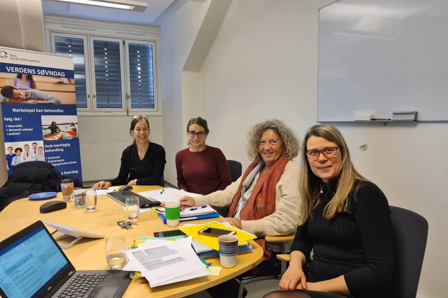 En gruppe kvinner som sitter ved et bord
