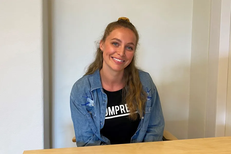 En kvinne som sitter ved et skrivebord