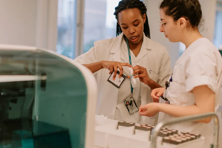 to bioingeniører ved instrument