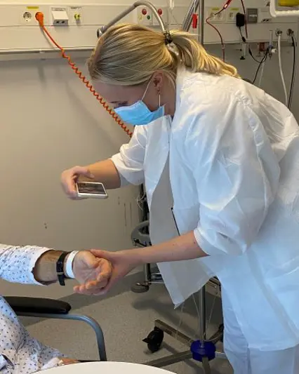 Bilde av sykepleier som scanner