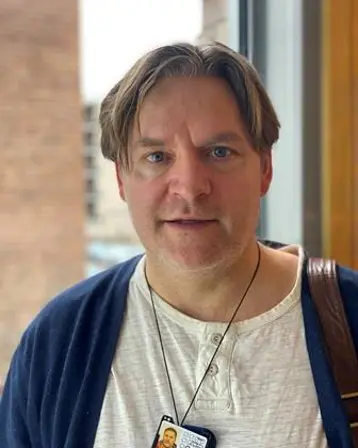Bildet viser en mann som smiler