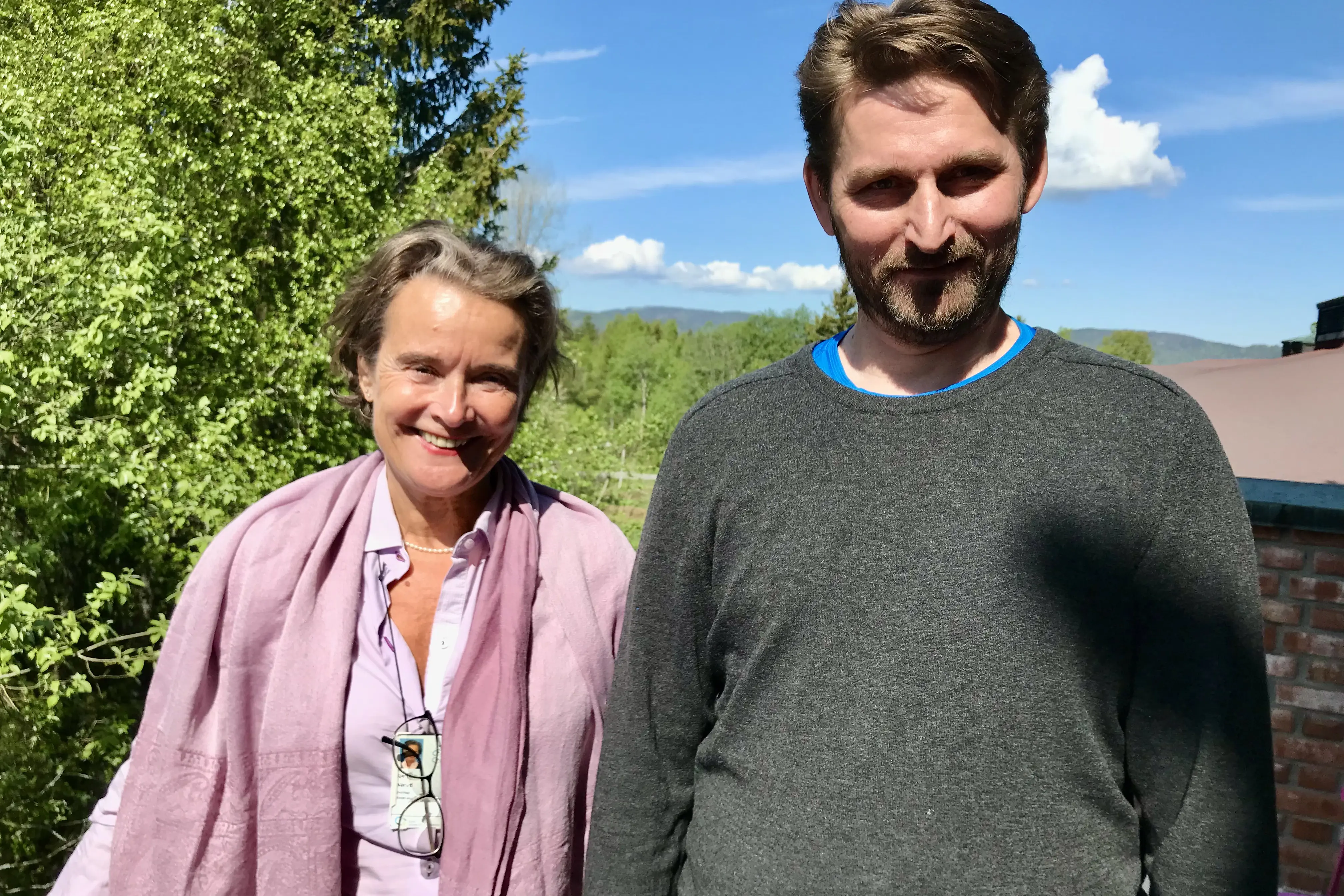 bildet viser en mann og kvinne som smiler.
