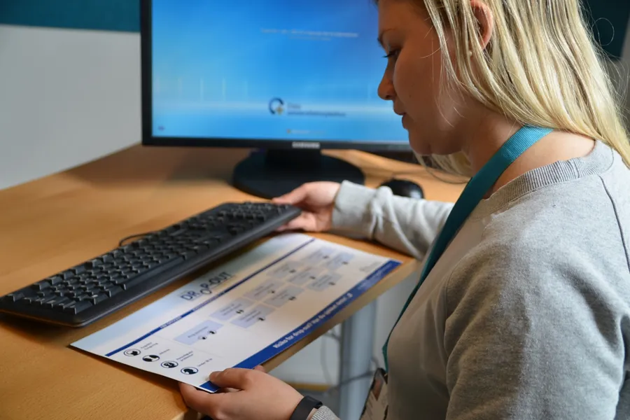 En person som ser på sjekklisten